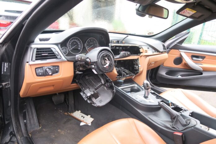 Unbekannte brachen in Autos ein und bauten Teile aus. Foto: Polizei/Symbolbild