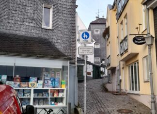 En Schild weist auf die Änderung hin. Foto: Kreisstadt Mettmann