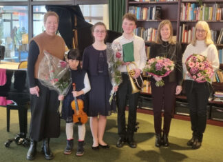 Christine Teinze (2.v.l.) und Sophia Amelingmeyer (3.v.l.) siegten bei Regionalwettbewerb von „Jugend musiziert“ in Velbert. Sophie und ihr Bruder Jonas (4.v.l.) haben sich mit ihrem Sieg außerdem für den Landeswettbewerb qualifiziert. Foto: Stadt Erkrath