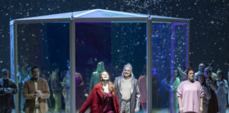 In der Mitte des Bildes zu sehen sind Betsy Horne als Claire und Heiko Trinsinger als Howard. Foto: Alvise Predieri