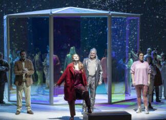 In der Mitte des Bildes zu sehen sind Betsy Horne als Claire und Heiko Trinsinger als Howard. Foto: Alvise Predieri
