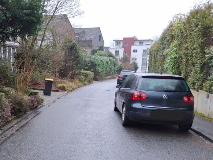 Die breiten Müllwagen kommen an geparkten Autos nicht vorbei. Foto: SPD Erkrath