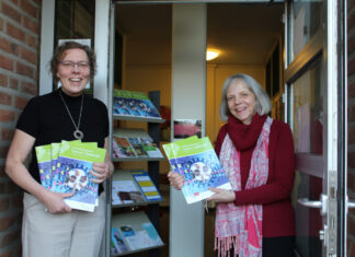 Brigitte Brinkmann (l.) und Dr. Ursula Moldon (r.) präsentieren das neue Programm Brigitte Brinkmann (l.) und Dr. Ursula Moldon (r.) präsentieren das neue Programm der Volkshochschule Erkrath für das erste Halbjahr 2025. Foto: Stadt Erkrath
