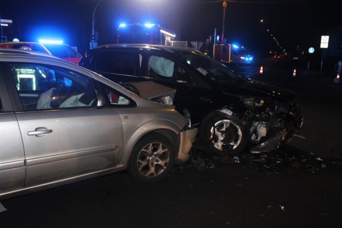 In Langenfeld-Immigrath kam es in der Nacht auf Mittwoch zu dem Crash. Foto: Polizei