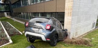 Der Wagen prallte gegen die Wand eines Lehrgebäudes. Foto: Polizei