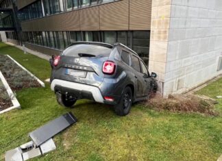 Der Wagen prallte gegen die Wand eines Lehrgebäudes. Foto: Polizei
