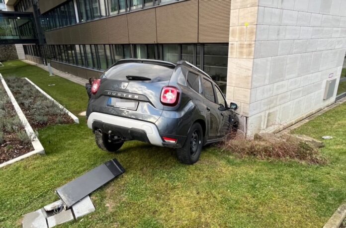Der Wagen prallte gegen die Wand eines Lehrgebäudes. Foto: Polizei