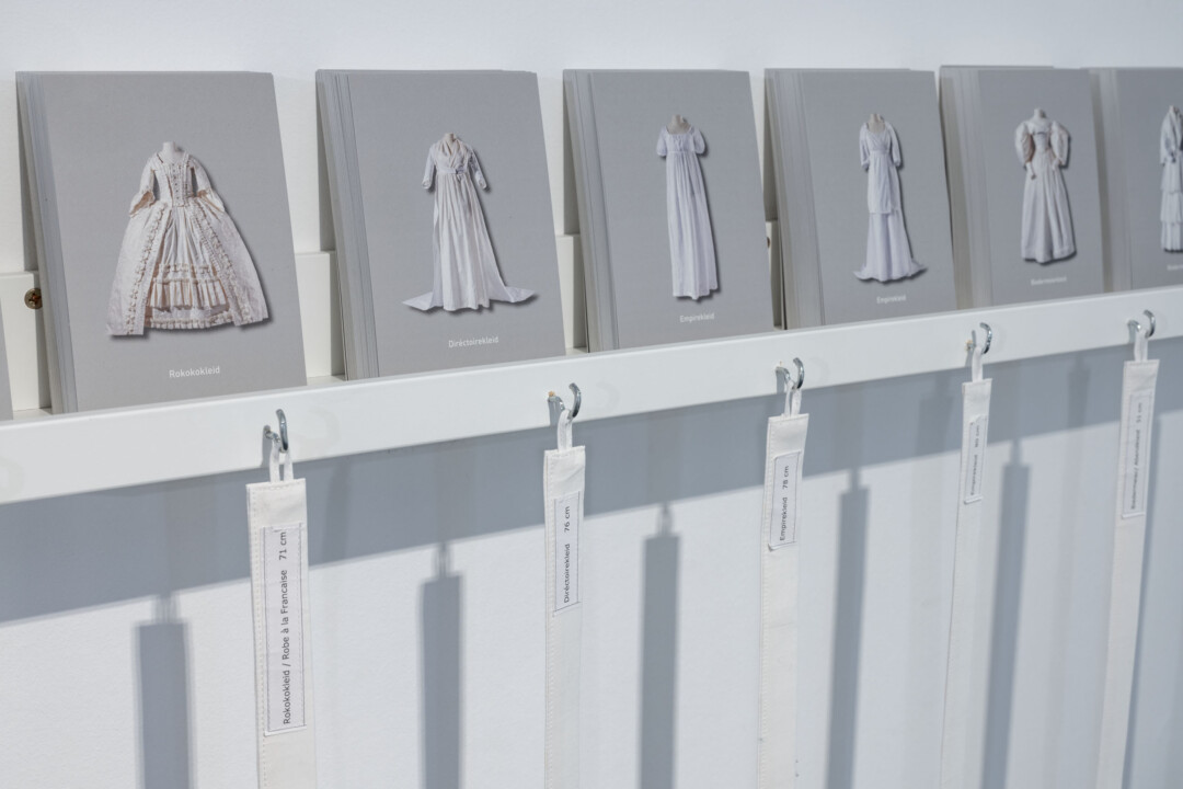 Mode- und Gesellschaftsthemen fließen in der Ausstellung zusammen. Foto: LVR ZMB/Stefan Arendt