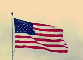 Eine US-Flagge weht im Wind. Foto: pixabay