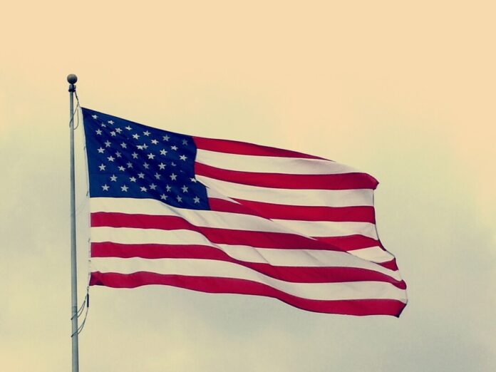 Eine US-Flagge weht im Wind. Foto: pixabay