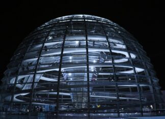 Die Glaskuppel des Reichstagsgebäudes in Berlin. Foto: pixabay