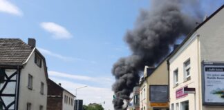 Bei dem Brand in Sank Augustin starben zwei Feuerwehrleute - jetzt ist der Unfallbericht dazu erschienen (Archivbild).