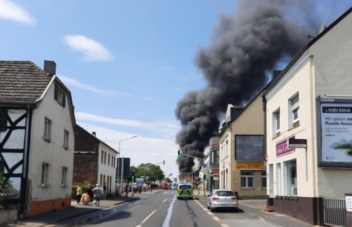 Bei dem Brand in Sank Augustin starben zwei Feuerwehrleute - jetzt ist der Unfallbericht dazu erschienen (Archivbild).