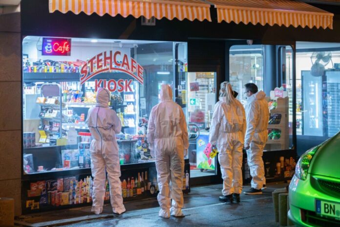 Schüsse in einem Kölner Kiosk: Ein 33-jähriger Angestellter wird verletzt. Es gibt eine Verbindung zu einem anderen Fall, bei dem ein Mann erschossen wurde.