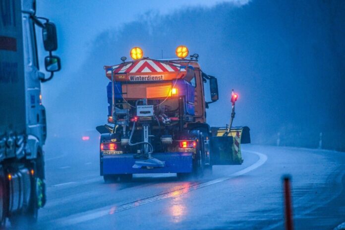 Am Mittwochmorgen gibt es winterliches Wetter in NRW - Glatteis inklusive.