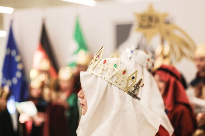 Nordrhein-Westfalens Ministerpräsident Hendrik Wüst (CDU) lobt das Engagement der Sternsinger für die Kinder der Welt. (Archivbild)