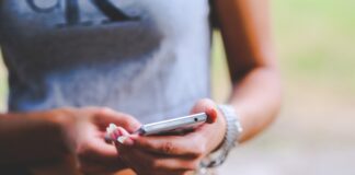 Eine junge Frau mit einem Smartphone. Foto: pixabay