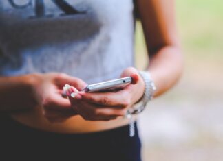 Eine junge Frau mit einem Smartphone. Foto: pixabay