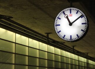 Eine Uhr an einem Bahnhof. Foto: pixabay