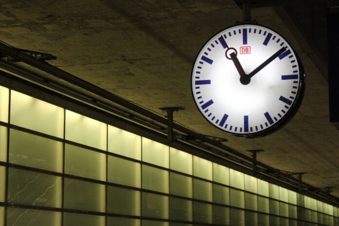 Eine Uhr an einem Bahnhof. Foto: pixabay