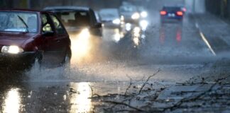 Die Menschen in Nordrhein-Westfalen brauchen zu Beginn der Woche Regenschirme. (Archivbild) 