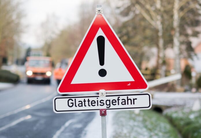 Auf glatten Straßen hat es im Sauerland mehrere Unfälle gegeben. (Symbolbild)