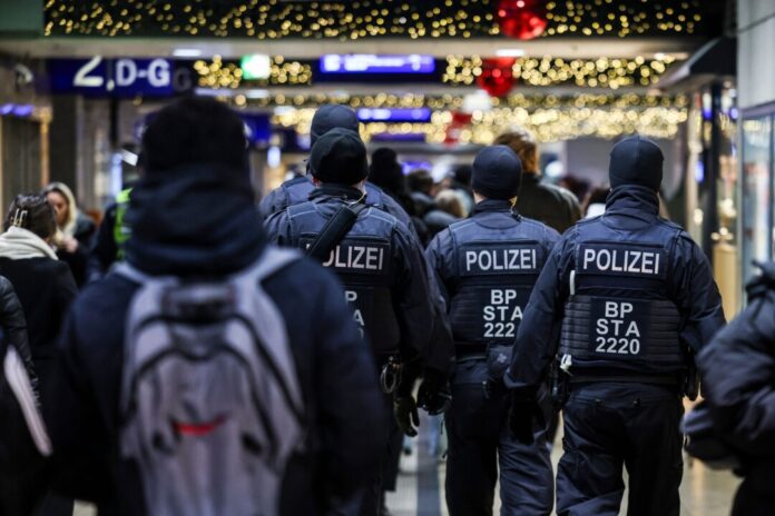 Bundespolizisten sind in der Silvesternacht in Mönchengladbach mit Feuerwerkskörpern beschossen worden. (Symbolbild)