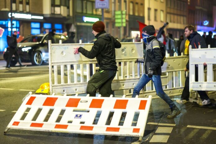 Linke Aktivisten haben einen Demonstrationszug von Rechtsextremen blockiert - und dabei laut Polizei auch Einsatzkräfte angegriffen.