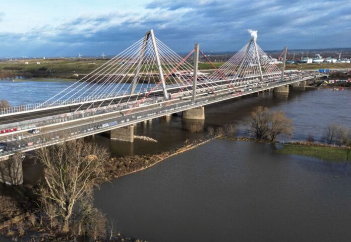 Auf der Leverkusener Rheinbrücke fallen Eiszapfen auf die Fahrbahn. (Archivbild)