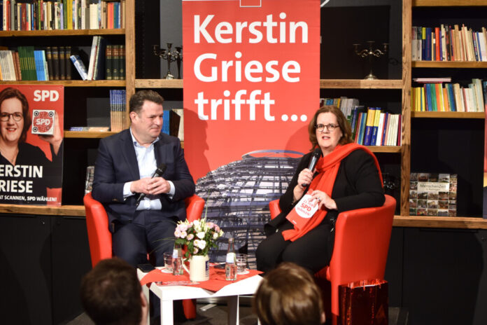 Kerstin Griese und Hubertus Heil auf der kleinen Bühne. Foto: Büro Griese