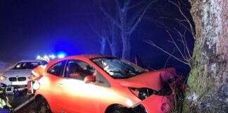 Eine Autofahrerin hatte bei winterlichen Straßenverhältnissen die Kontrolle über ihren Wagen verloren und war frontal gegen einen Baum geprallt.