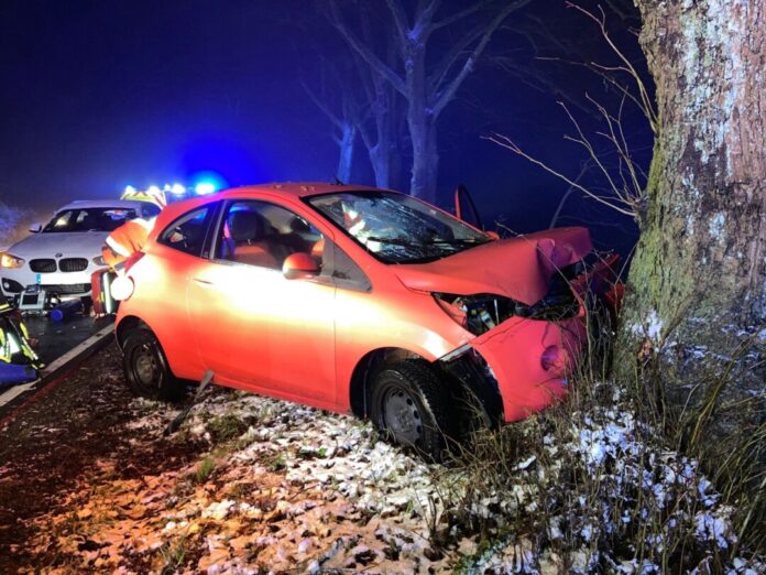 Eine Autofahrerin hatte bei winterlichen Straßenverhältnissen die Kontrolle über ihren Wagen verloren und war frontal gegen einen Baum geprallt.