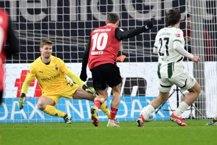 Wirtz schießt das 1:0 für Leverkusen.