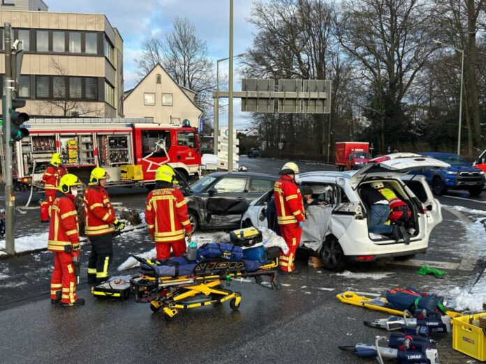 Bei dem Unfall sind mehrere Menschen verletzt worden.