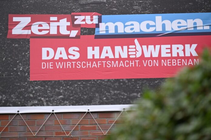 Ein Werbeplakat des Handwerks hängt vor dem Sitz der Dachorganisation Handwerk.NRW. 