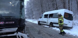 Auf schneeglatter Straße kommt es zwischen einem voll besetzten Linienbus und einem kleinen Schulbus zum Unfall. Mehrere Personen werden leicht verletzt. 