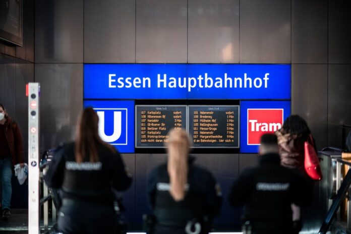 Bundespolizisten haben am Essener Hauptbahnhof einen Mann mit einer Machete gestoppt. (Symbolbild)