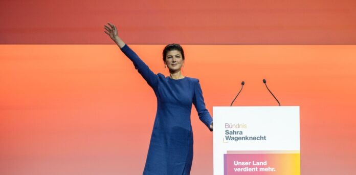 Sahra Wagenknecht stimmt ihre Partei auf den Wahlkampf ein und wird bejubelt.