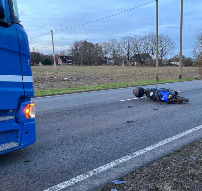 Bei einem Ausweichmanöver stürzte ein Rollerfahrer auf die Straße und wurde von zwei Fahrzeugen erfasst.