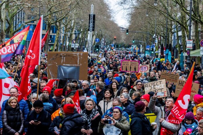 An dem lautstarken Protestzug mit Trommeln und Kochtöpfen durch die Kölner Innenstadt nahmen nach Schätzungen der Polizei etwa 15.000 bis 20.000 Menschen teil. 