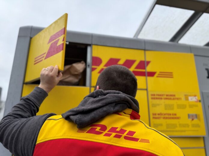 Ein typischer DHL-Paketautomat, der gerade von einem Paketboten befüllt wird. (Archivbild)