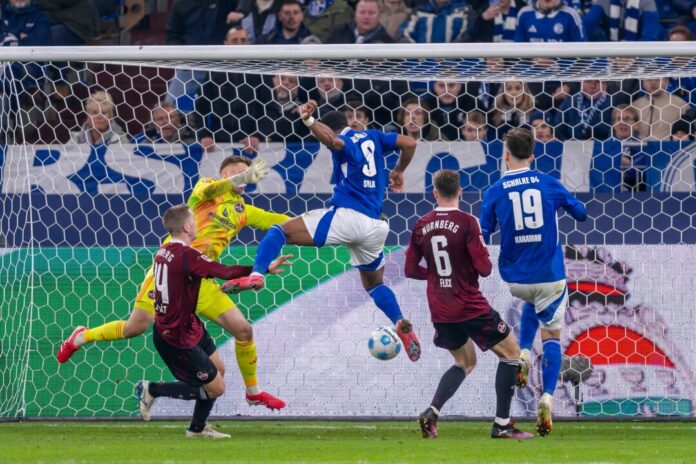 Schalkes Moussa Sylla erzielt das Tor zum 3:1.