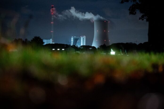 Wegen eines Bombenfundes muss das Heizkraftwerk in Duisburg-Walsum vorübergehend heruntergefahren werden. (Archivbild)