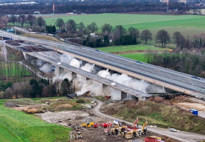 Ende 2024 hat es bereits zum ersten Mal gerumst, die Sprengung eines weiteren Brückenteils steht nun am Sonntag an. (Archivfoto)