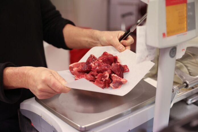 Von Wildgulasch bis zum feinen Rehrücken: Mehr 2200 Tonnen Wildfleisch stammten zuletzt aus NRW-Revieren (Foto Illustration)