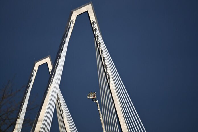 Von Hand wurden Eisbrocken von den Pylonen der Leverkusener Rheinbrücke entfernt. Herabfallende Brocken hatten zuvor Fahrzeuge beschädigt. Für die Aktion wurde die Brücke rund sechs Stunden lang gesperrt.