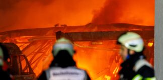 Einsatzkräfte der Feuerwehr kämpfen gegen die Flammen.