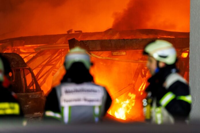 Einsatzkräfte der Feuerwehr kämpfen gegen die Flammen.
