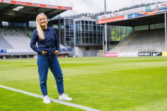 Theresa Merk saß erstmals seit Baby-Pause wieder auf der Bank bei Freiburg. 