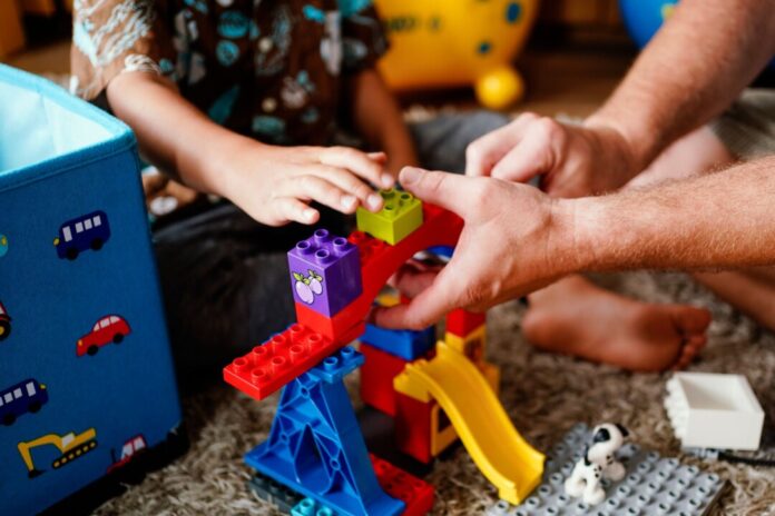 Auch in NRW wird für viele Pflegekinder derzeit ein Zuhause gesucht. (Symbolbild)